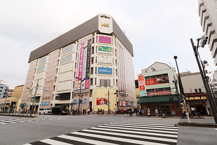 右手に見えるROXに向かって横断歩道を渡ります